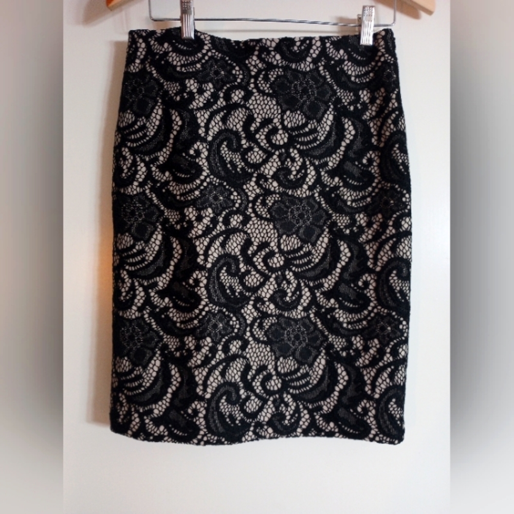 ANN TAYLOR LACE SKIRT 4 Waist 31 Hips 35 length 21 Lining NUDE